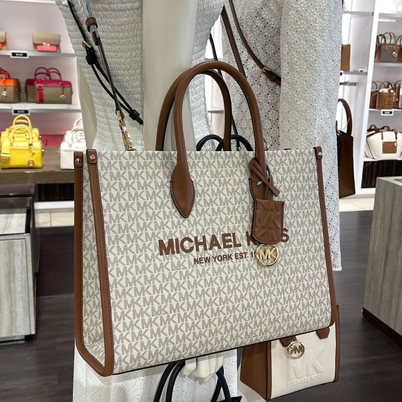 Michael Kors "Mirella" MD EW Tote Vanilla Shoulder Tote
35F2G7ZT2B - NWT - Picture 4 of 16